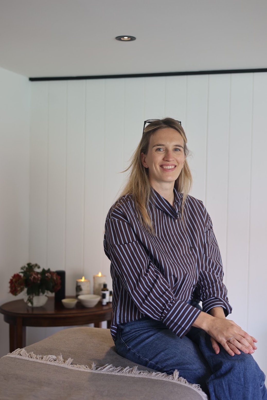 Astrid Degimbe glimlachend in haar praktijkruimte